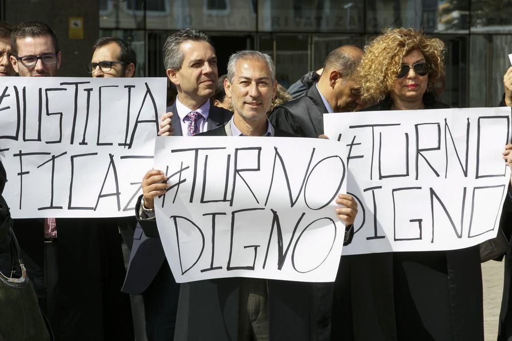 Protesta de jueces, fiscales y abogados ante la Ciudad de la Justicia de la capital grancanaria