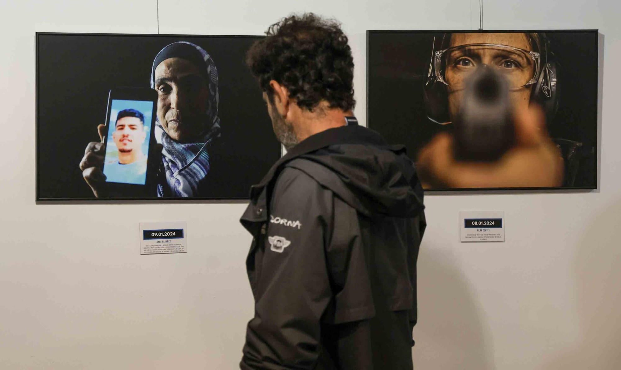lleno total en la inauguración de INFotoperiodistas 2024,. un año de fotografía de prensa en Alicante