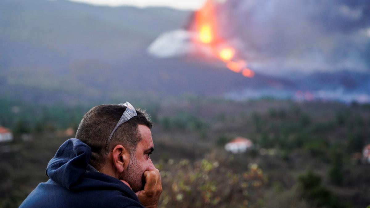 Un hombre observa el volcán Cumbre Vieja mientras sigue en erupción en la isla canaria de La Palma.