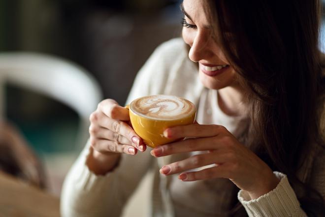 Imagen mujer bebiendo café