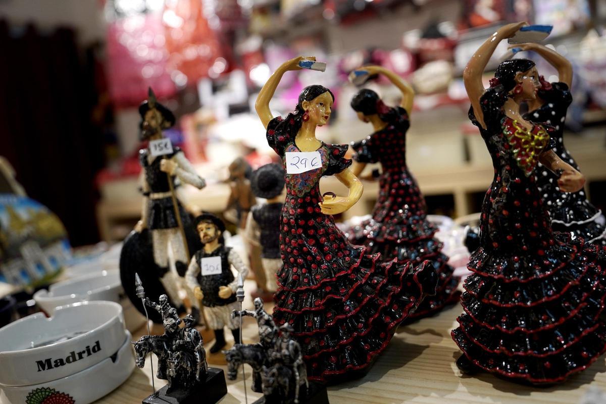 Figuras de bailaoras flamencas en La Bodega del Humor.