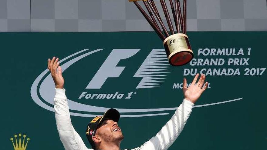 Hamilton celebra su triunfo en el podio.
