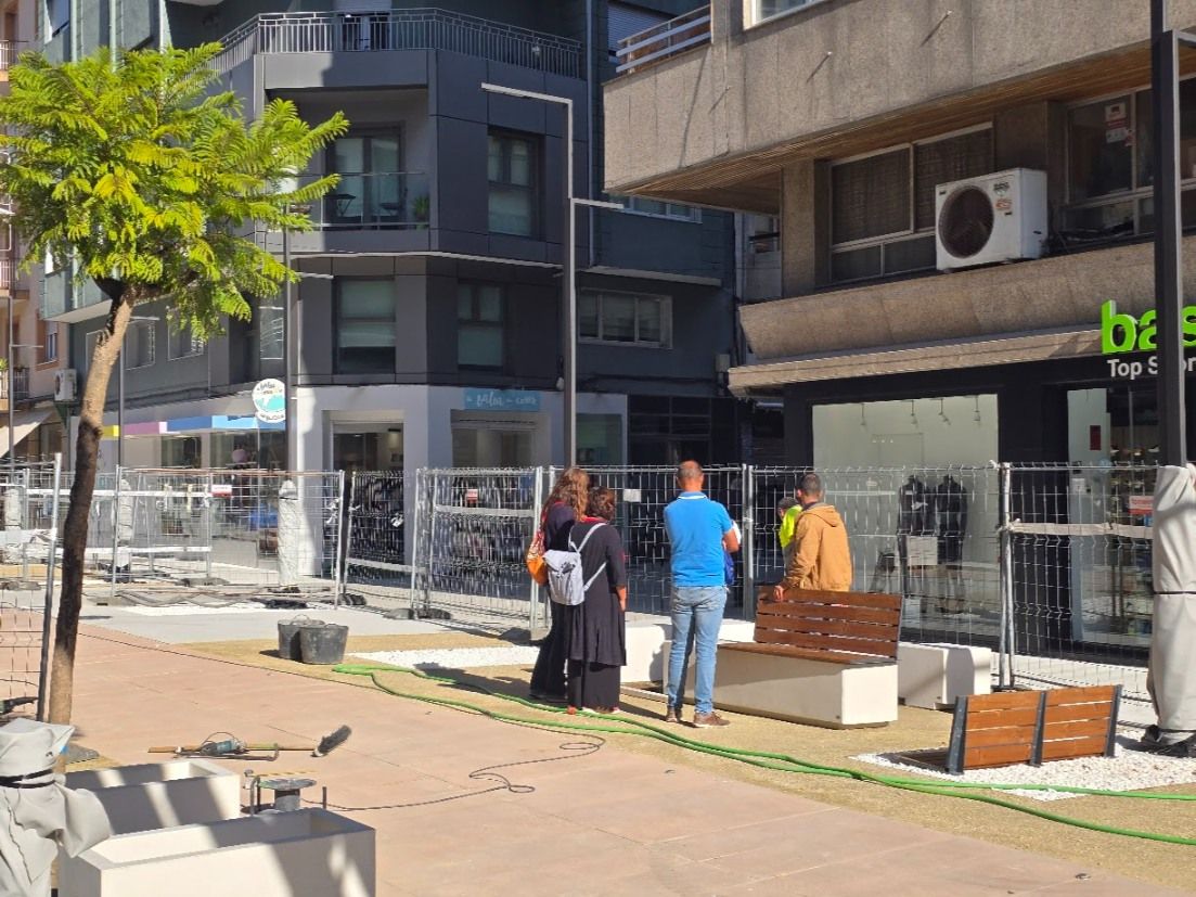 La calle de Clara Campoamor, antes Conde Vallelano, afronta la instalación de mobiliario y la plantación de jacarandas.