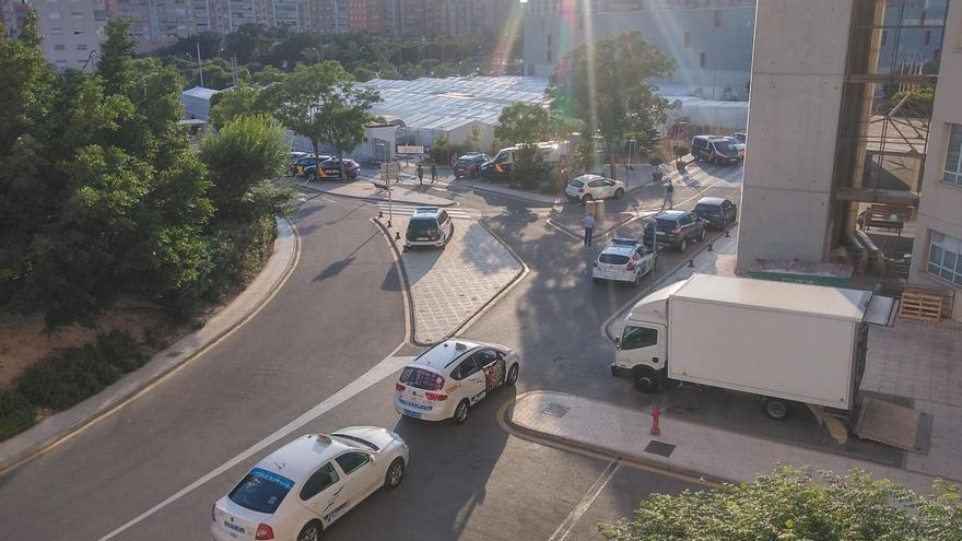 La Policía Nacional pide refuerzos para controlar a los migrantes trasladados al hospital de campaña
