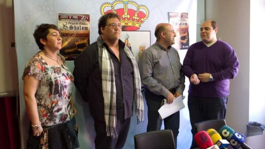 Integrantes de Shalom junto al concejal de Cultura, Mario García.