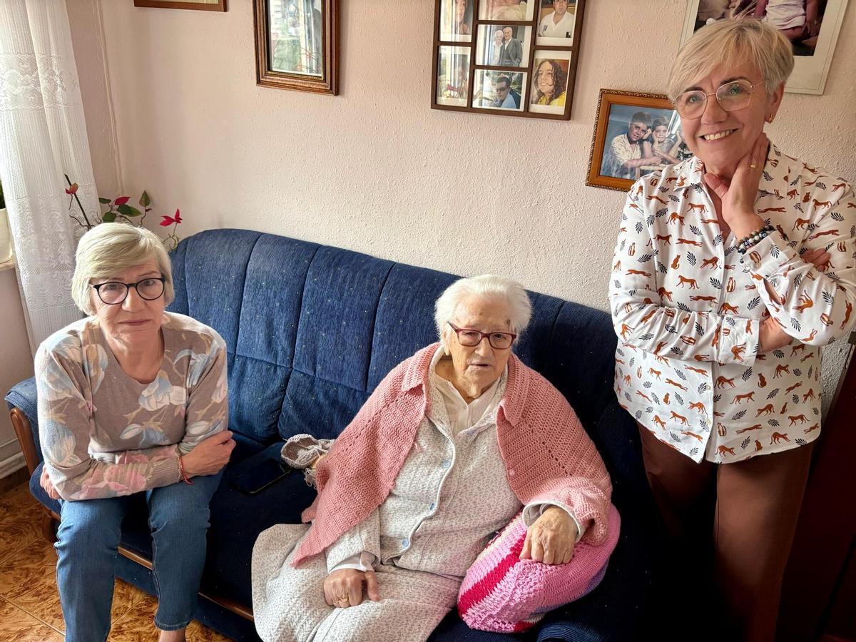 Josefa Cabello, de 107 años, con sus hijas Toñi, a la izquierda, y Pepi, en su casa de Langreo