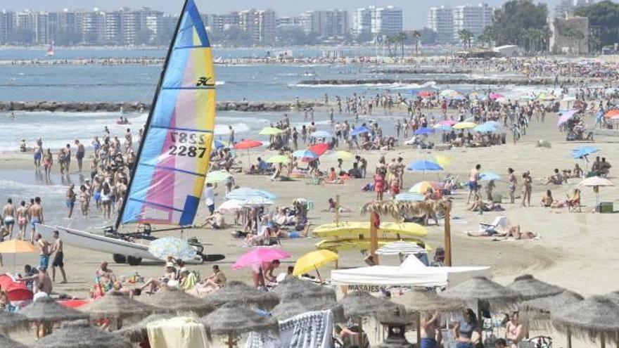 Las playas de Castelló registran una gran afluencia de turistas durante estos días.
