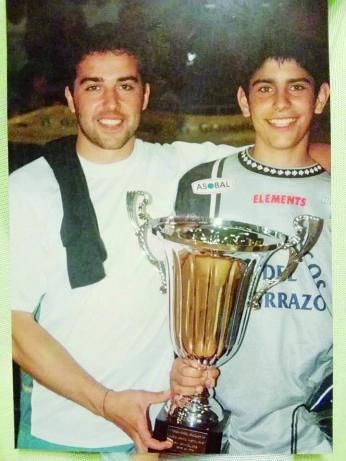 Rodrigo Corrales con el trofeo de la Granollers Cup, junto al actual director deportivo del Balonmán Cangas, Óscar Fernández