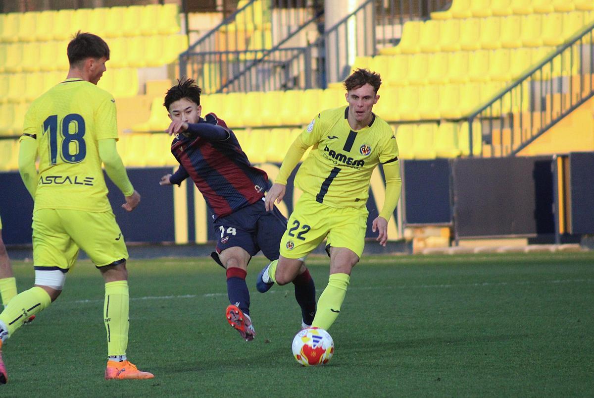 Álvaro Alcaide, centrocampista del juvenil del Villarreal, conduce un balón.