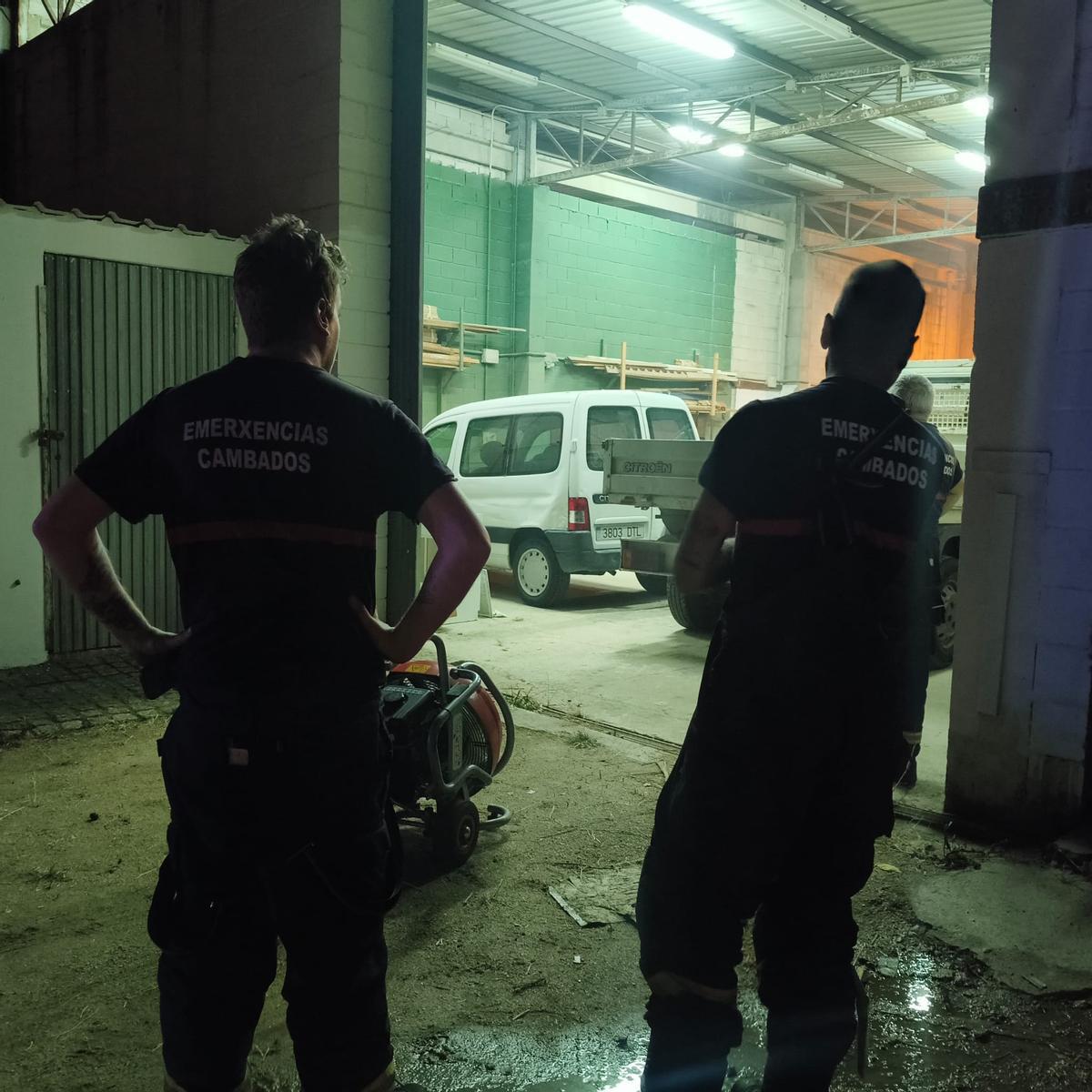 Efectivos de emergencias en el lugar de los hechos.