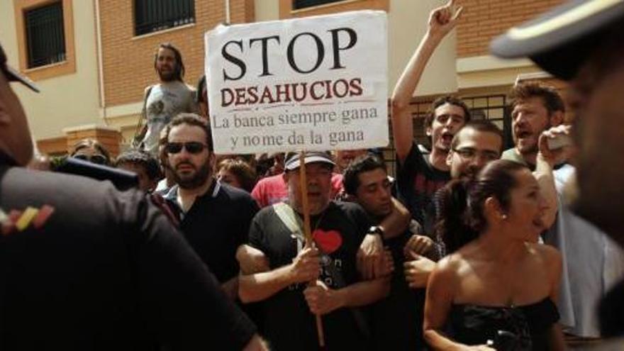 El 15-M logra paralizar otro desahucio en Málaga