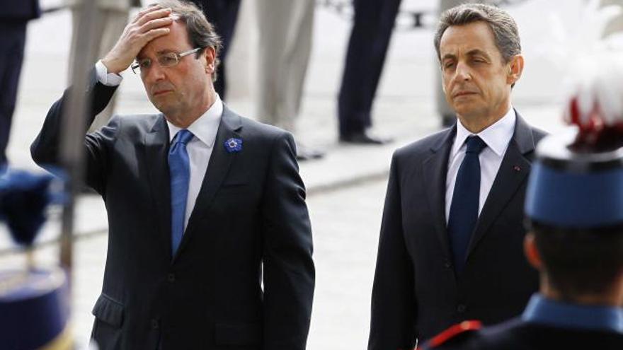 Hollande, a la izquierda, y Sarkozy, en los actos conmemorativos del aniversario de la capitulación nazi, en 1945.