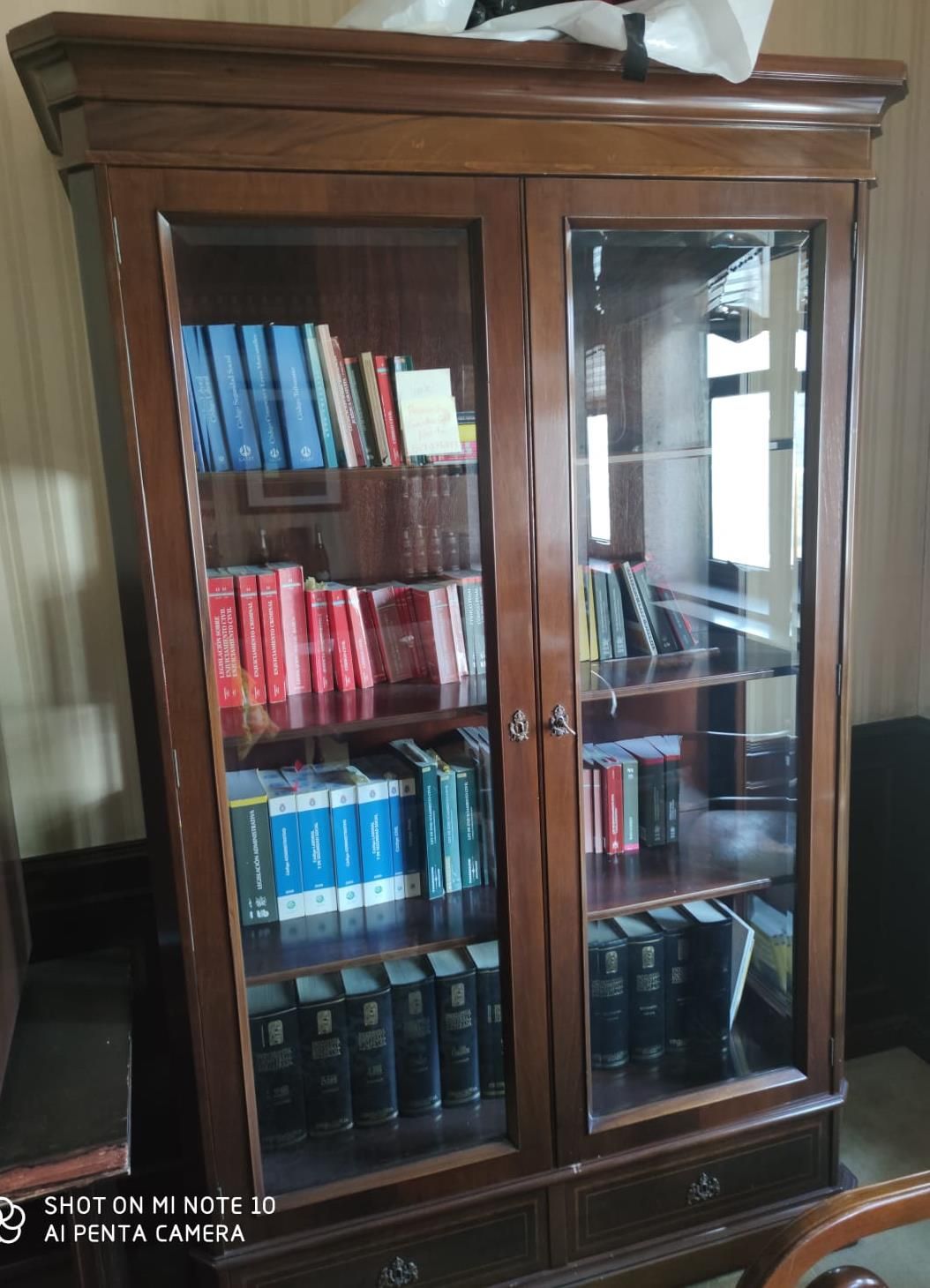 Las «rebajas» del Colegio de Abogados de Vigo: ponen a la venta muebles con historia