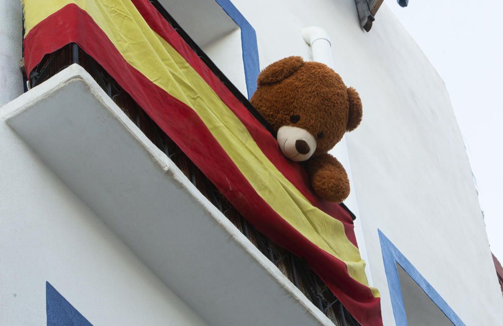 Vestas de la hermandad de Santa Cruz engalanan los balcones