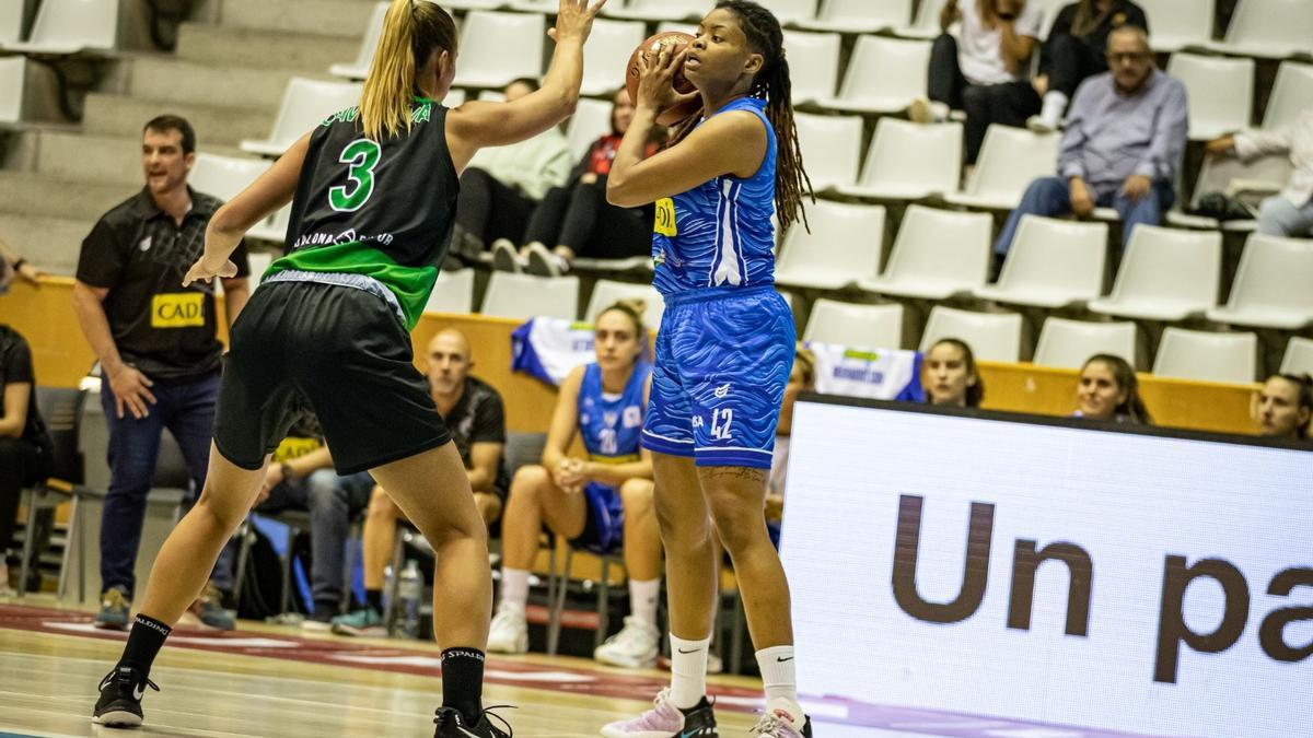 Jewel Tunstull, a la dreta davant de Davydova, ha anotat quatre punts en la semifinal contra la Penya