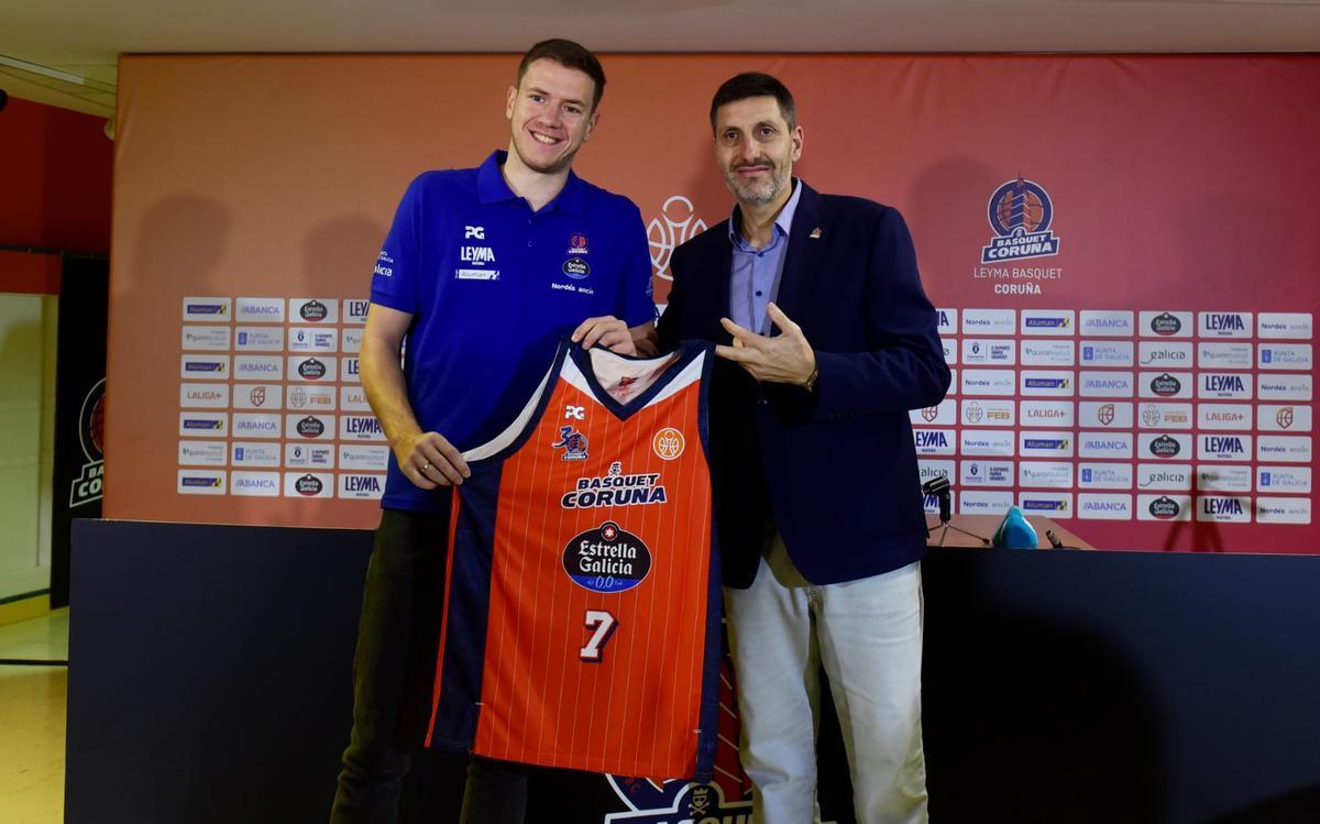 Strahinja Micovic y Charly Uzal, en la presentación del jugador en el Coliseum