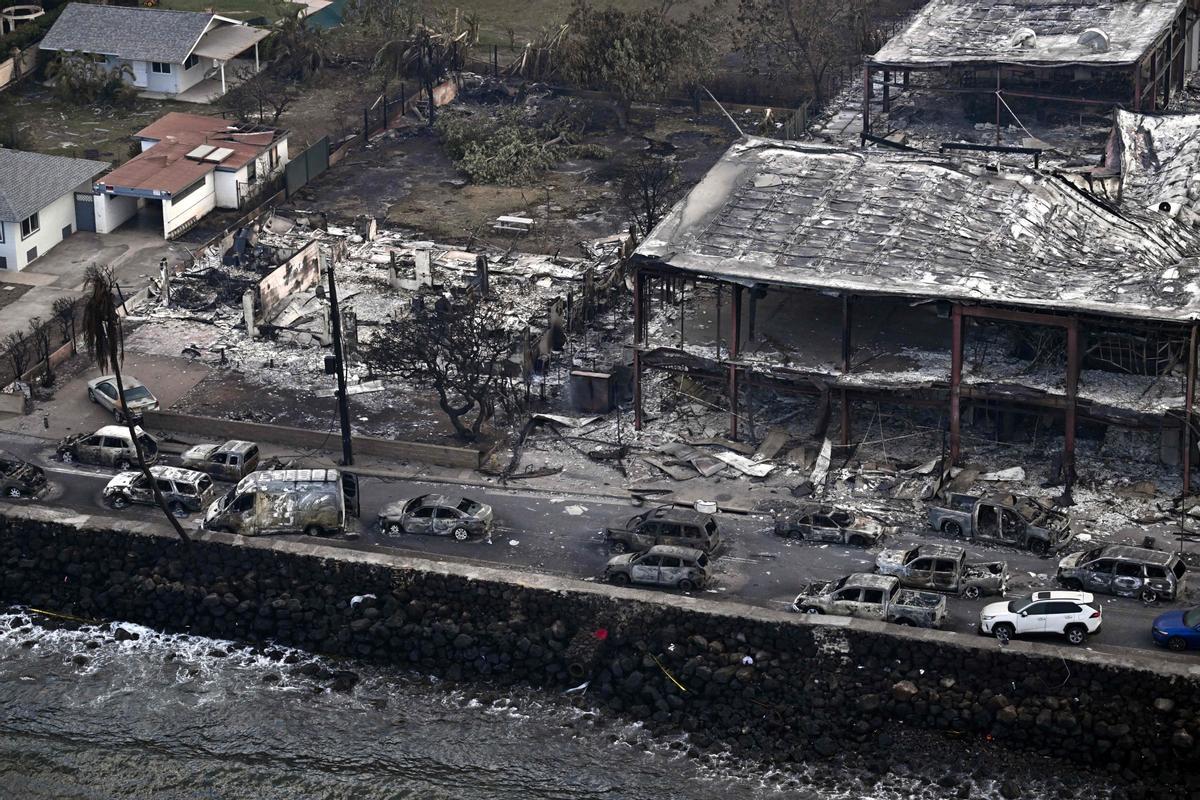 El fuego destruye la localidad de Lahaina, en Hawái