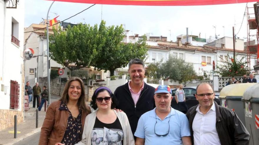 Xavier Albiol, amb Concepció Veray i Sergio Santamaría, fotografiant-se amb veïns de Vila-roja