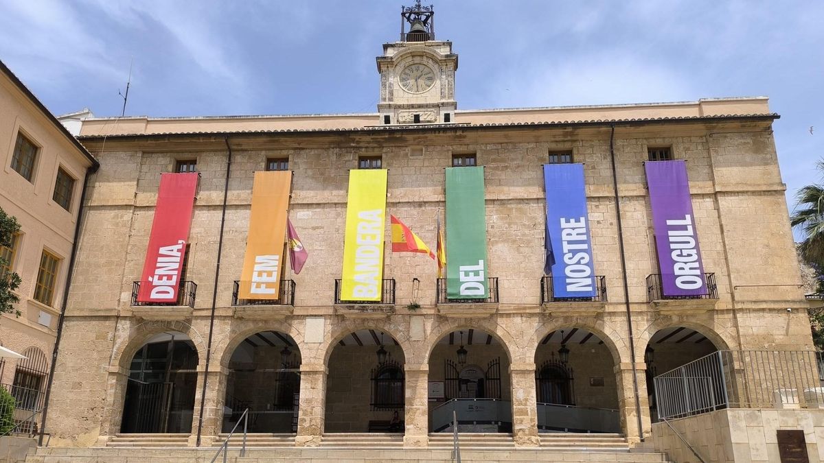 La bandera desplegada en la fachada del ayuntamiento