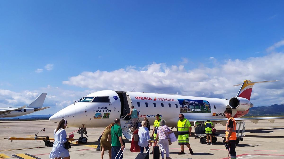 Pasajeros acceden a un avión de Air Nostrum con destino a Madrid, en una imagen de archivo.