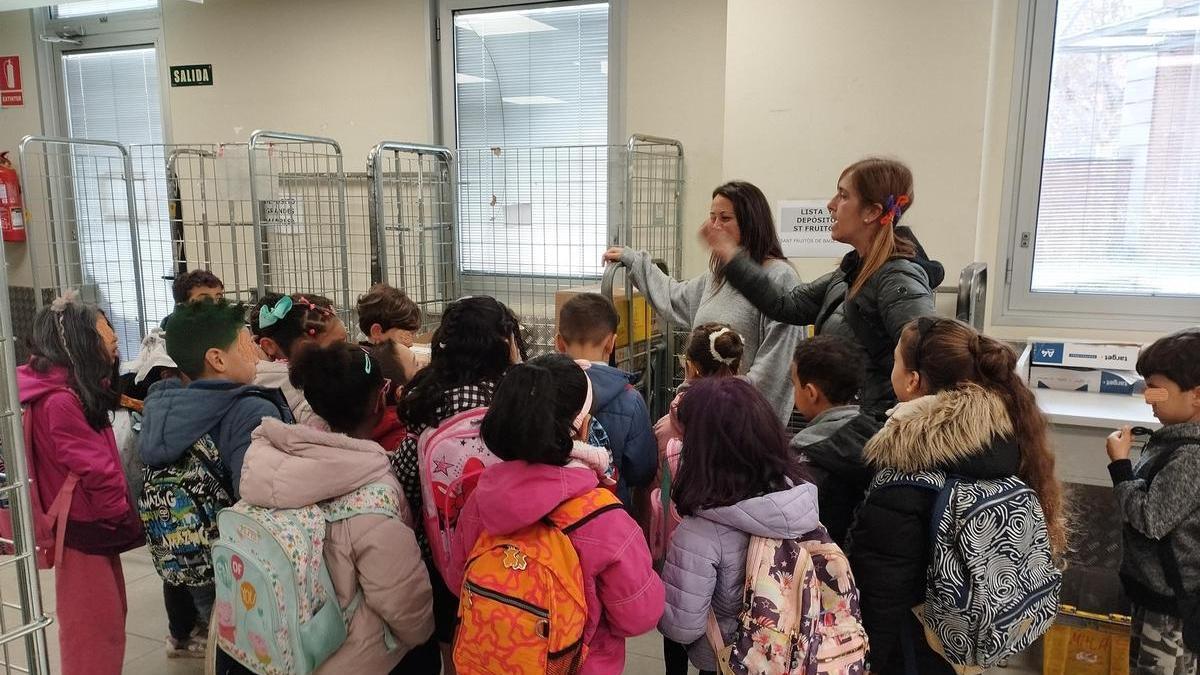 Els infants de l’escola Sant Ignasi visiten l’oficina de Correus de Manresa