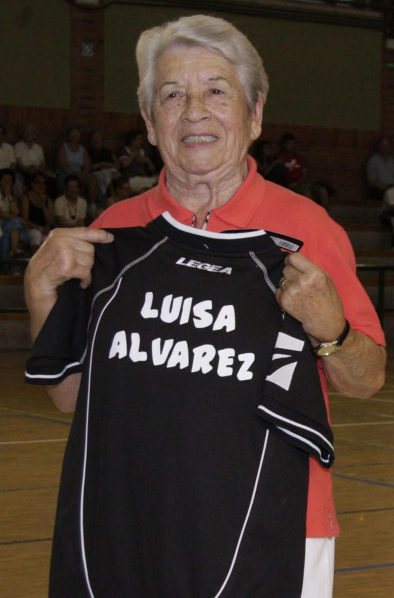 Luisa Álvarez muestra una camiseta con su nombre en un homenaje a las pioneras del balonmano celebrado en Laviana en 2011. 