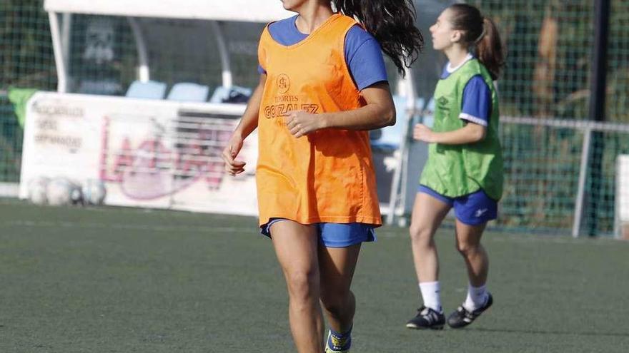 La delantera Celina, durante un entrenamiento de esta semana en As Relfas. // Alba Villar