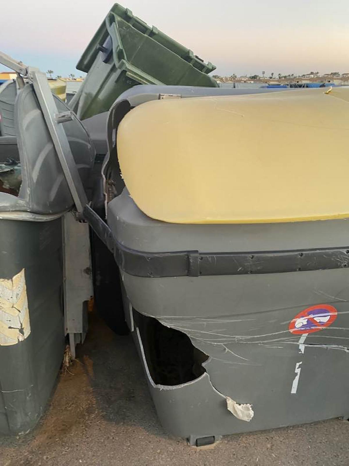 Así está una parcela municipal en Orihuela Costa de acopio de materiales