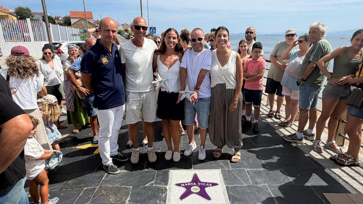 María Vidal e Álex Vidal amosando as súas estrelas do paseo da fama de Castiñeiras.