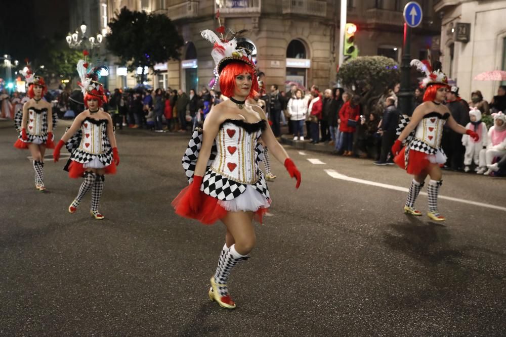 Veintitrés comparsas participan en el desfile por un abarrotado centro urbano.