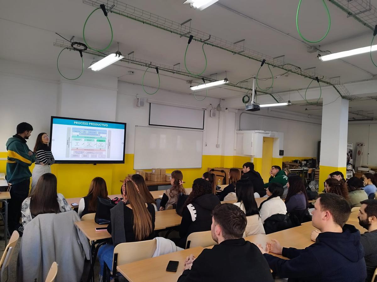 Empresa colaboradora del CPIFP Corona de Aragón, lleva a cabo una actividad de formación en el centro con alumnado de química y administrativo.