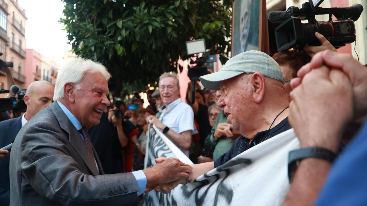 Militantes históricos afean al expresidente Felipe González sus críticas a Sánchez.