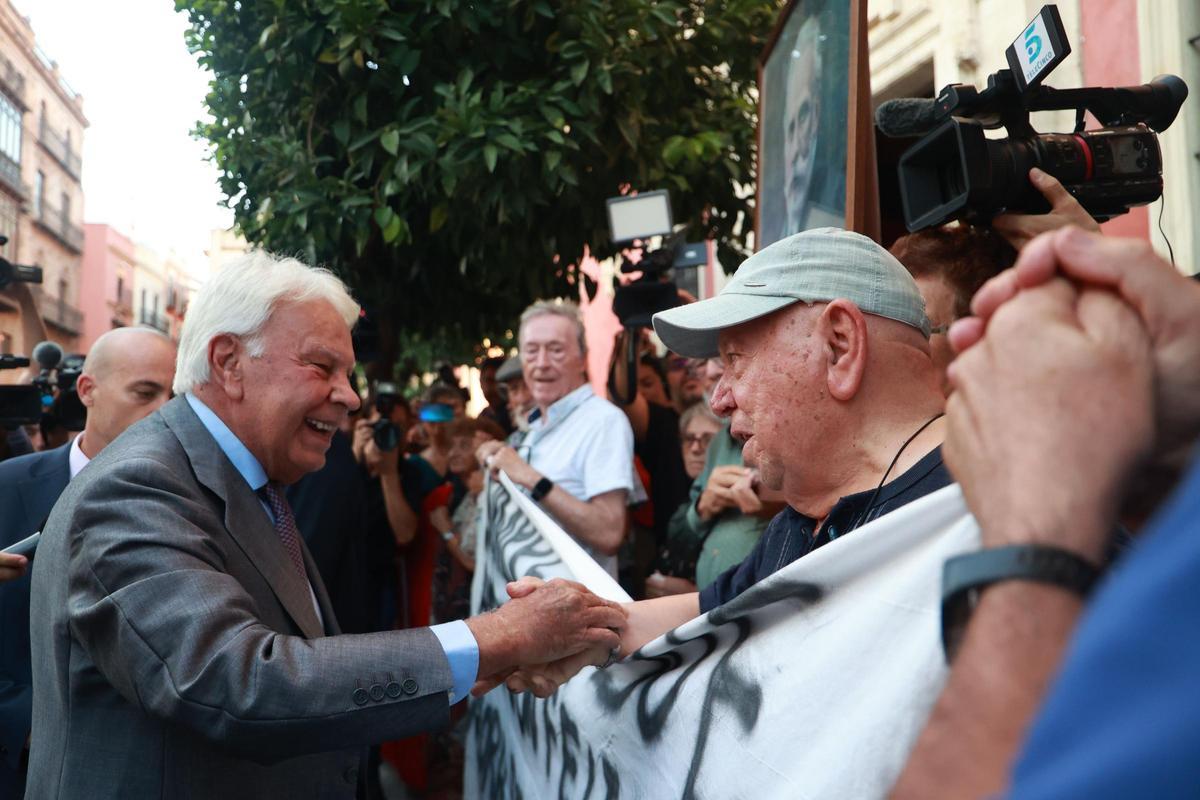 Militantes históricos afean al expresidente Felipe González sus críticas a Sánchez.