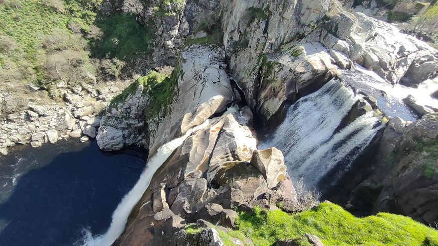 La cascada natural que se abre paso en Arribes