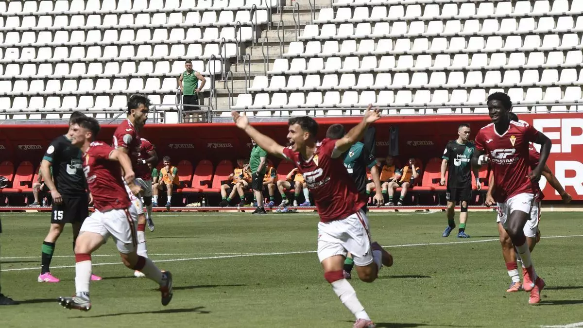 El Real Murcia Imperial se acerca al ascenso a Segunda RFEF con un doblete de Meca