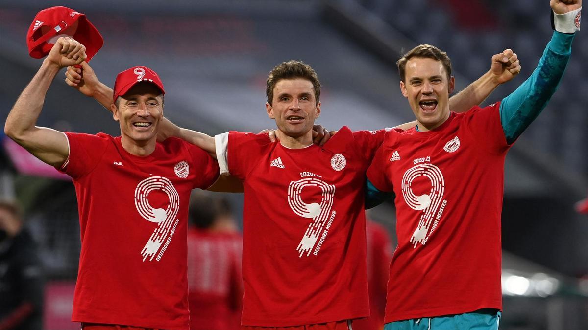 Los futbolistas del Bayern celebraron la novena Bundesliga consecutiva sobre el césped