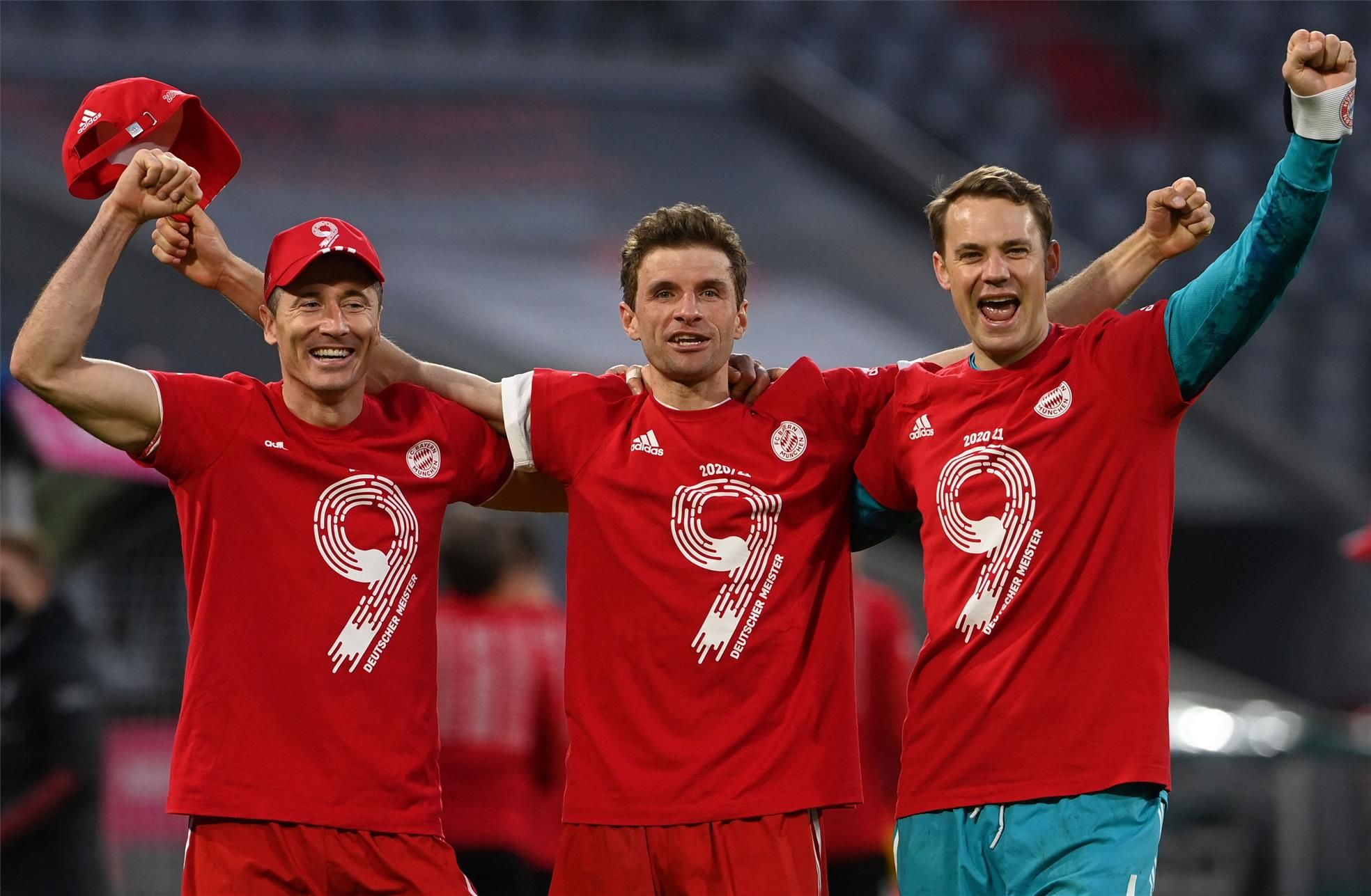 Los futbolistas del Bayern celebraron la novena Bundesliga consecutiva sobre el césped