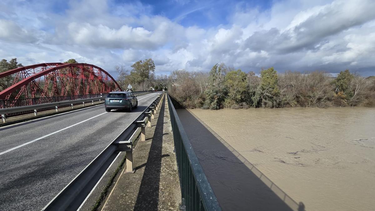 El río Guadalquivir a su paso por el puente de Los Remedios de Villafranca.