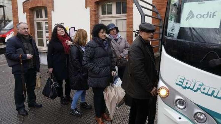 Viajeros en Tudela Veguín, subiéndose al autobús para continuar el viaje hasta El Entrego.