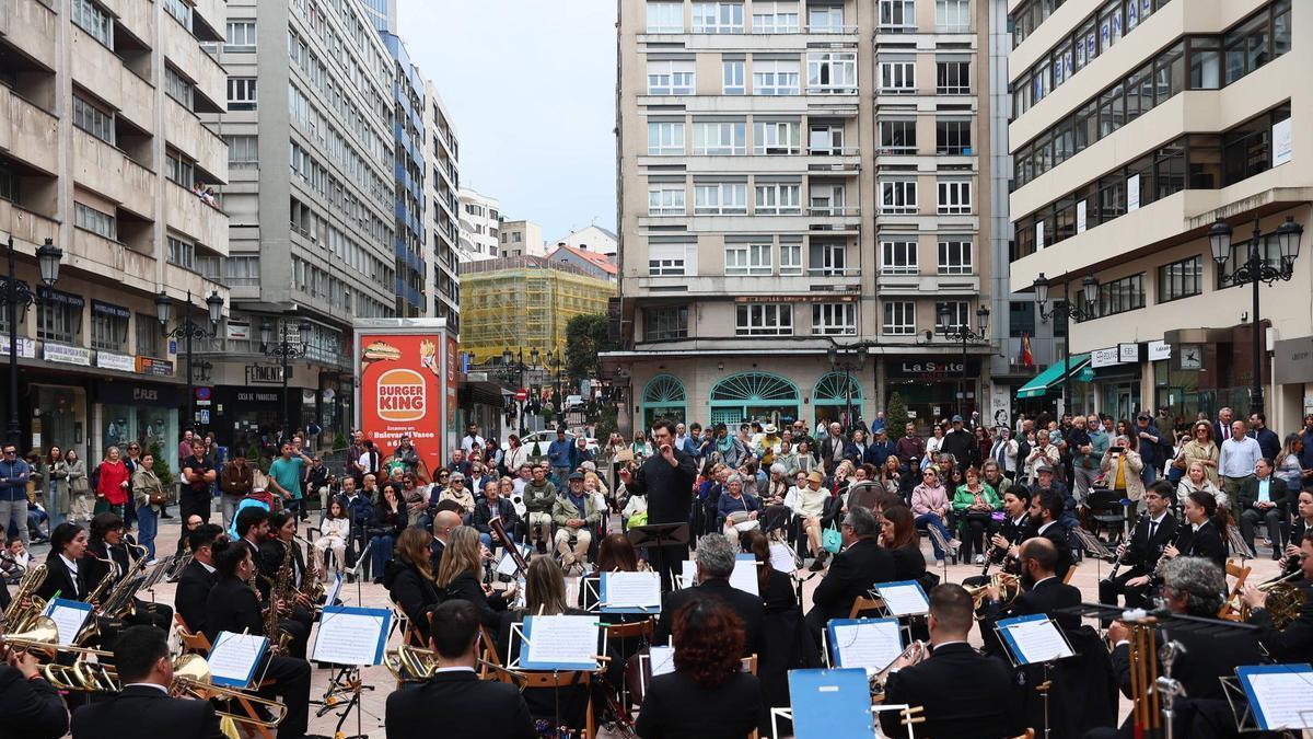El concierto de la Banda de Música «Ciudad de Oviedo» en la plaza Longoria Carbajal.