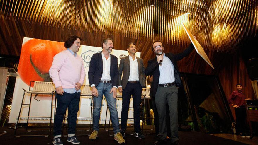 Paco Roncero, Pepe Solla y Luis Veira durante el acto de entrega del Premio Incitus celebrado hoy en la Finca Montesqueiro de Oleiros.