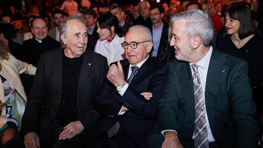 Joan Manuel Serrat conversa con el alcalde Collboni en presencia del presidente del Gremi de Restauradors, Isidre Gironés.