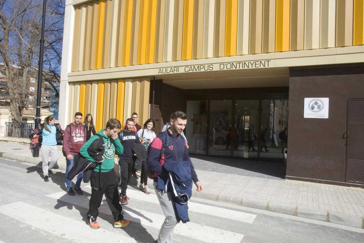 Alumnado del campus universitario de Ontinyent, frente al aulario principal.