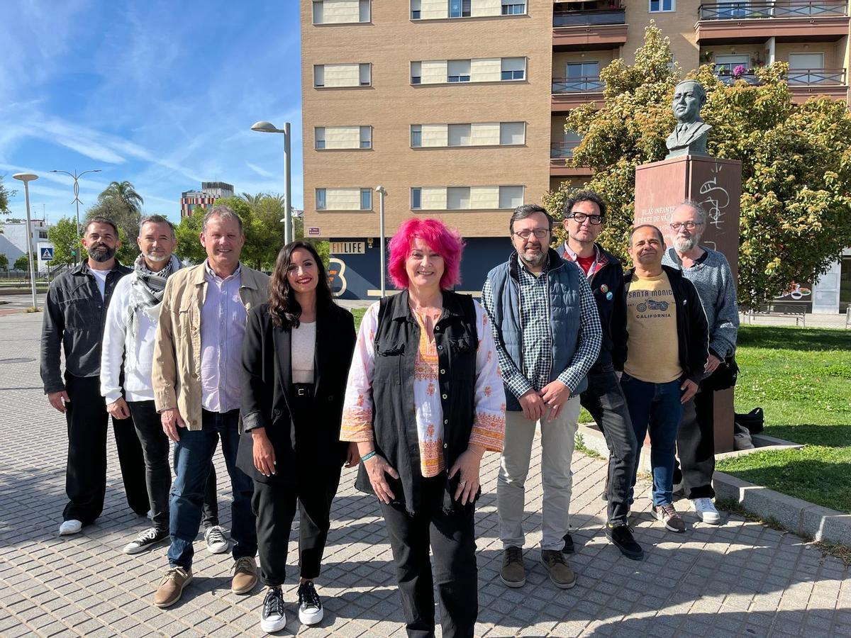 La candidatura de Adelante Andalucía, junto al busto de Blas Infante en la plaza de Andalucía.