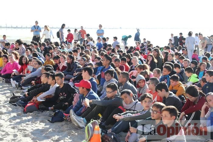 Un 'SOS' gigante para el Mar Menor formado por escolares en Villananitos