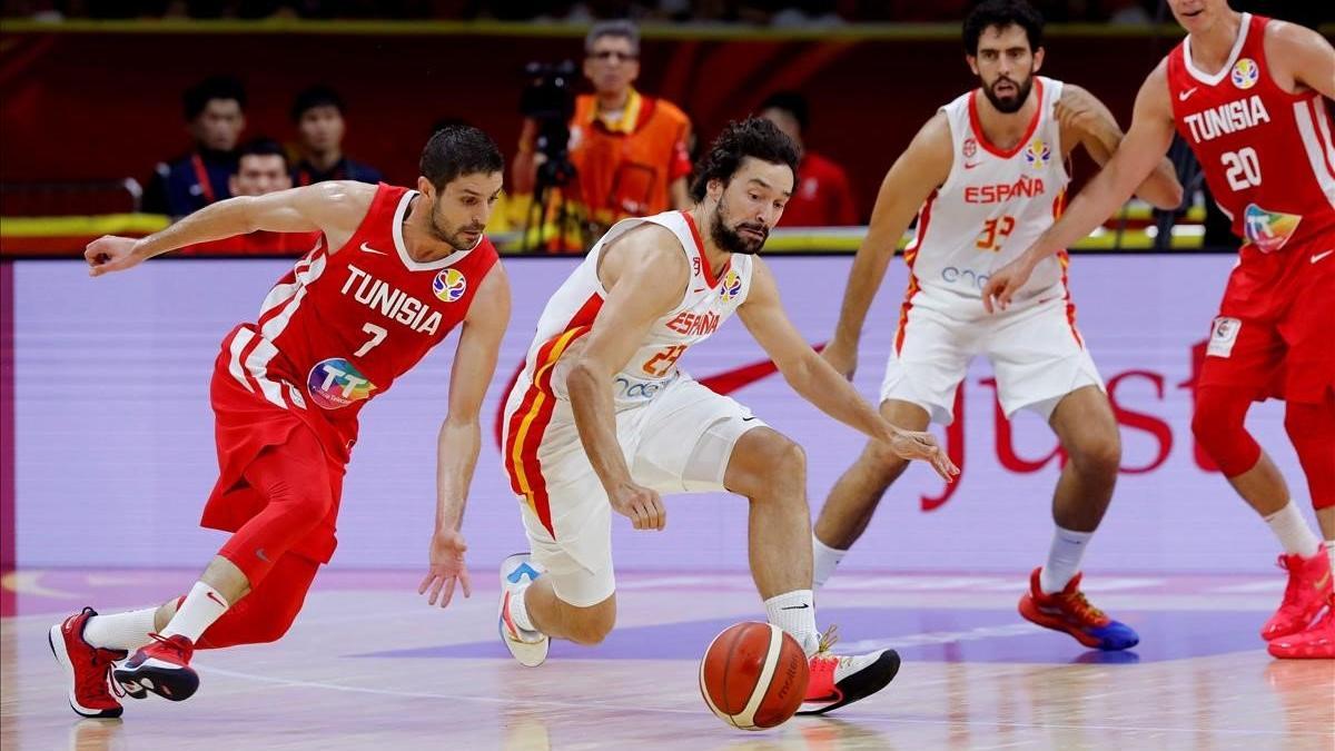 Sergio Llull intenta controlar un balón en el partido del debut frente a Túnez