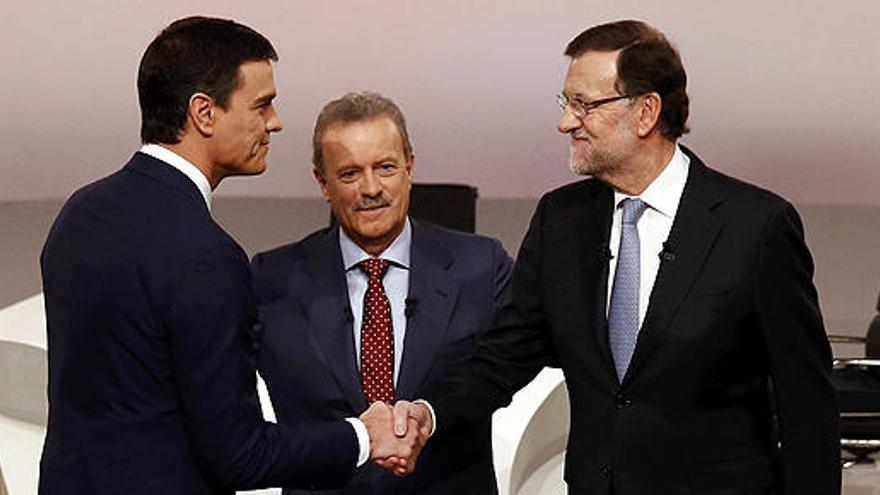 Sánchez y Rajoy, antes del debate televisivo de la campaña.