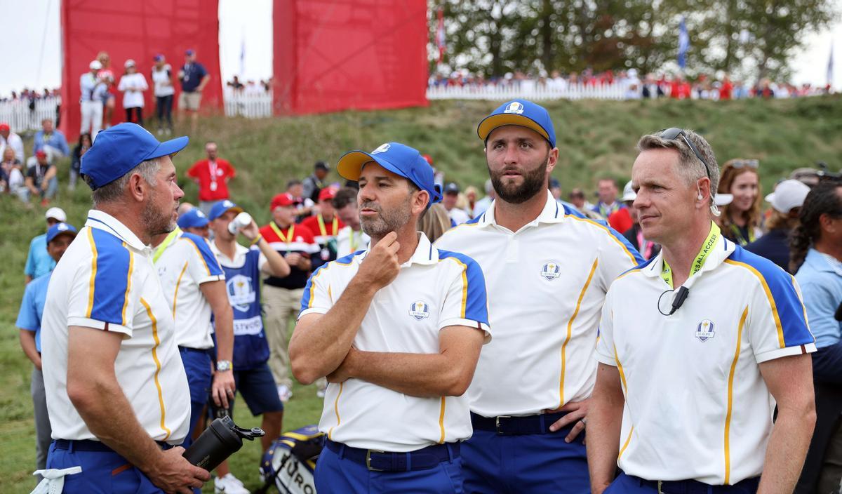 Sergio y Jon charlan con Lee Westwood y el vicecapitán, Luke Donald tras caer en la Ryder