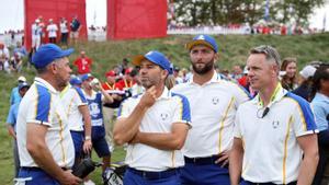 Sergio y Jon charlan con Lee Westwood y el vicecapitán, Luke Donald tras caer en la Ryder