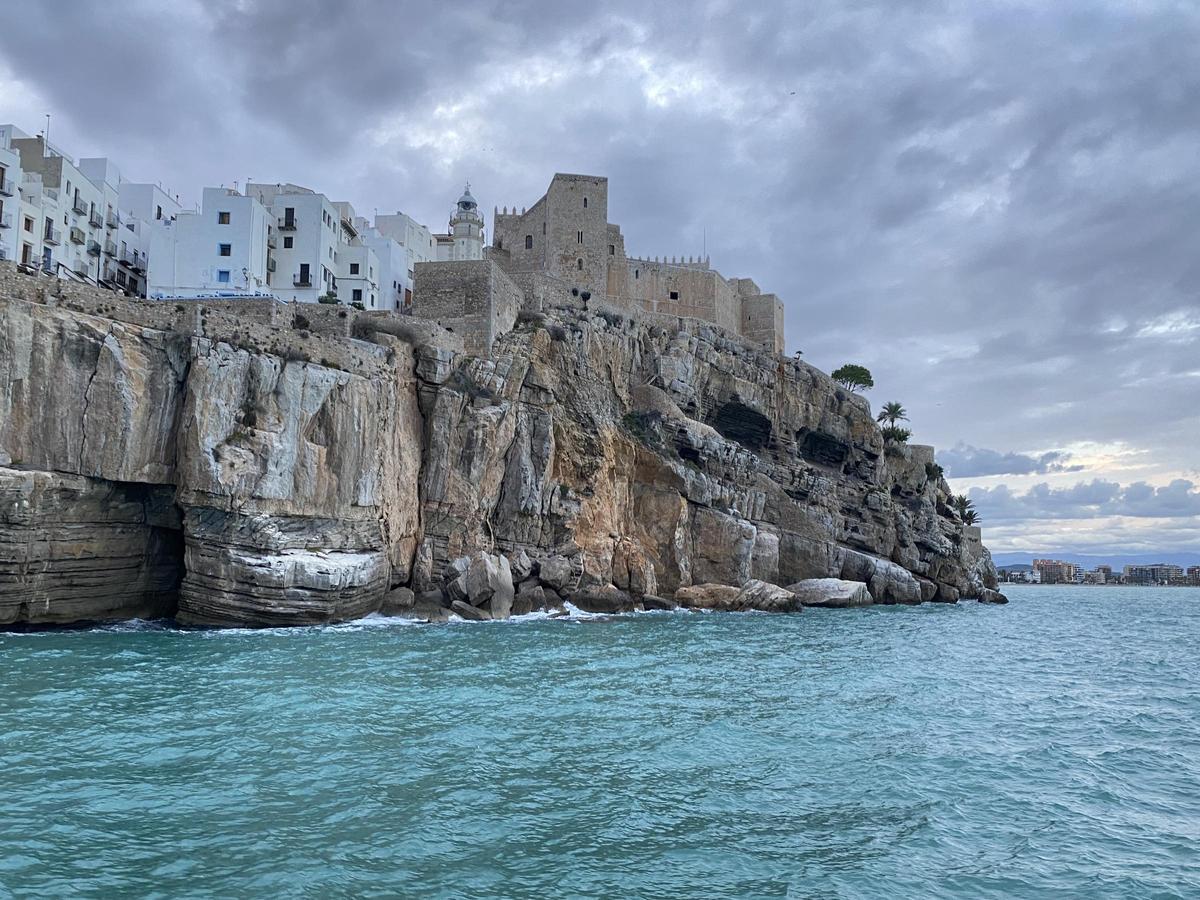 El tómbolo rocoso sobre el que asienta la ciudadela amurallada de Peñíscola.